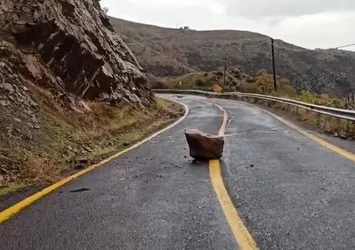 Yağış sonrası korku dolu anlar! Kaya parçaları yola yuvarlandı