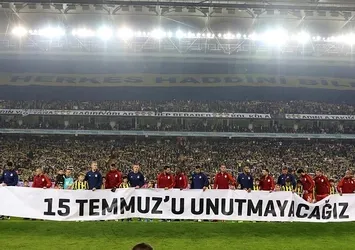 Kadıköy'deki derbide 15 Temmuz pankartı