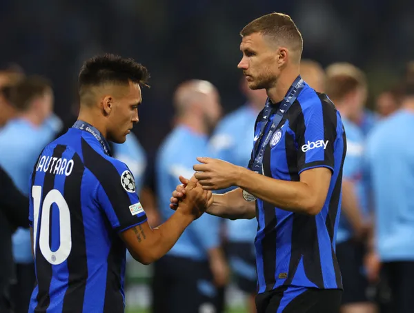 fenerbahce-edin-dzeko-transferini-resmen-acikladi-1687410953584.jpg Fenerbahçe, Edin Dzeko transferini resmen açıkladı - 4