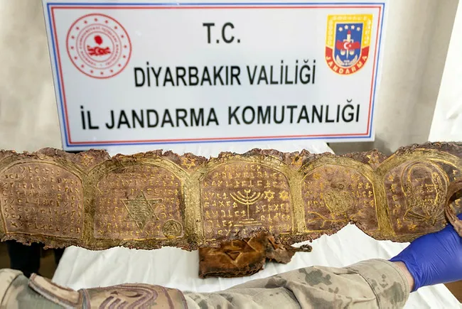 Diyarbakır’da el yazması İbranice deri kitap ve ferman ele geçirildi