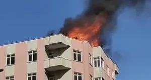 Pendik’te 4 katlı binanın çatısında korkutan yangın