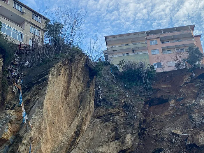 uskudarda-toprak-kaymasi-nedeniyle-2-bina-tahliye-edildi-1739517348905.jpeg Üsküdar'da toprak kaymasının yaşandığı binalar tahliye edildi (DHA)