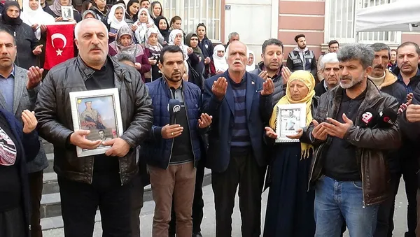 Son dakika: Diyarbakır'daki HDP binası önünde evlat nöbeti tutan aileler Esad’ın fotoğrafını ateşe verdi - 1