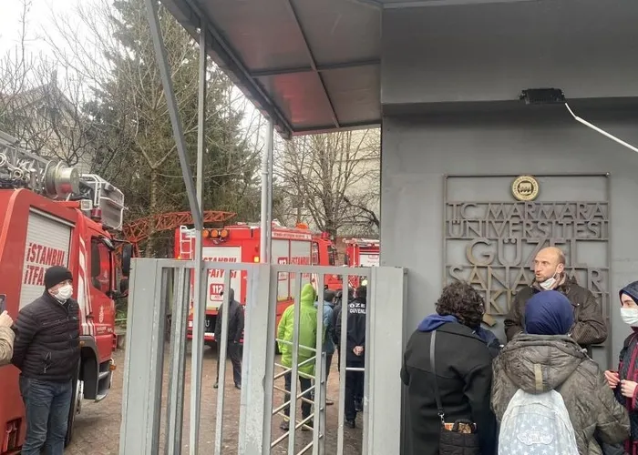 acibademde-marmara-universitesinde-yangin-telasi-fakulte-bosaltildi-1645710756362.jpg