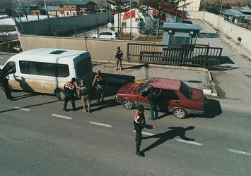 Emniyet 702 aracı trafikten men etti