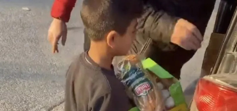 Kendi küçük ama yüreği kocaman! Depremzede çocuk herkesi ağlattı!