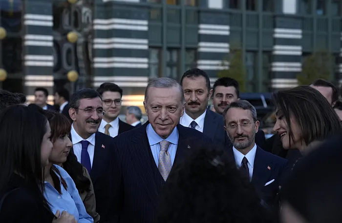 baskan-erdogandan-ogretmen-atamasi-mujdesi-yakinda-alim-yapacagiz-ozgur-ozelin-randevu-talebine-yanit-kapimiz-1713297933766.jpg