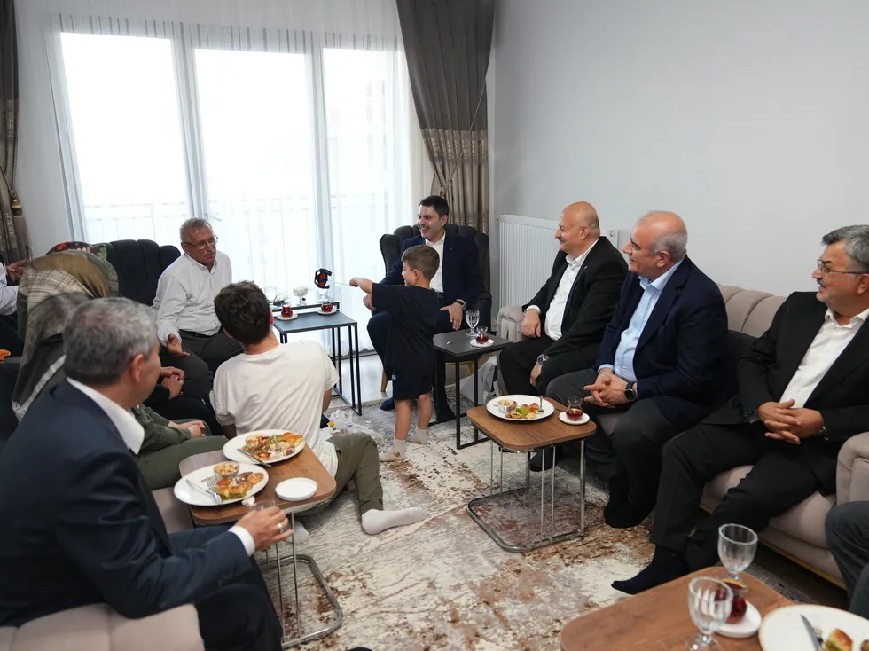 Depremin mucize bebeği Yusuf Berk’e Bakan Kurum’dan anlamlı ziyaret - 2