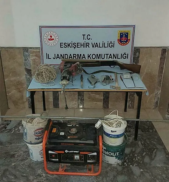 Eskişehir’de kaçak define kazısı yapan 15 kişi 10 dinamit lokumu ile yakalandı
