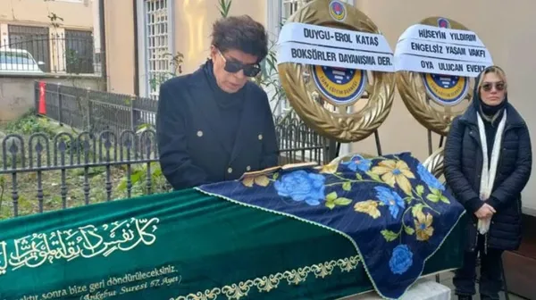 yilmaz-morgulun-annesi-fatma-morgul-vefat-etti-tabutuna-omuz-verdi-ve-dua-etti-1672585054042.jpg Yılmaz Morgül'ün annesi Fatma Morgül vefat etti! Tabutuna omuz verdi ve dua etti - 3