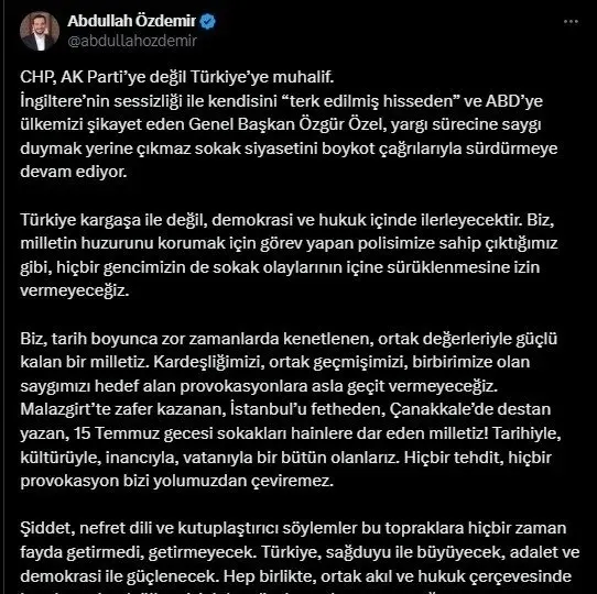 CHP Genel Başkanı Özgür Özel Maltepe mitinginde medyayı hedef aldı! Tepkiler çığ gibi... Vandallığın bir başka boyutu