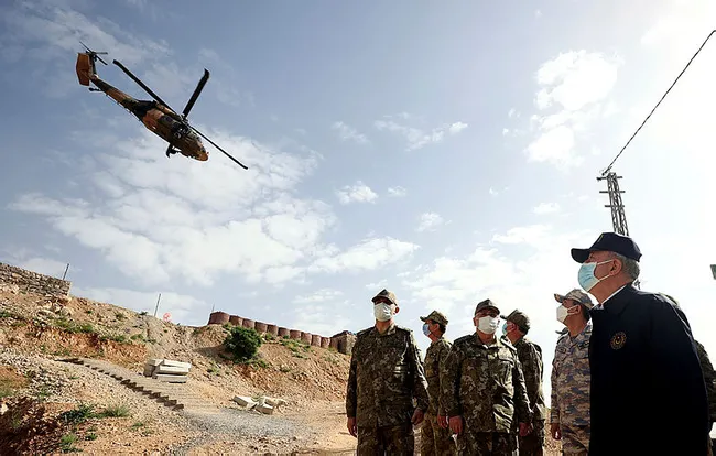 Bakan Akar ile Başçavuş Arif Top arasında duygulandıran konuşma: Görev yerimi terk edemem