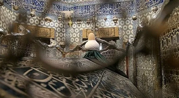 eyup-sultan-turbesine-saldiri-cekicle-cinilerin-kirildigi-anlar-kamerada-1660035756832.jpg Eyüp Sultan Türbesi'ne saldırı! Çekiçle çinilerin kırıldığı anlar kamerada - 6