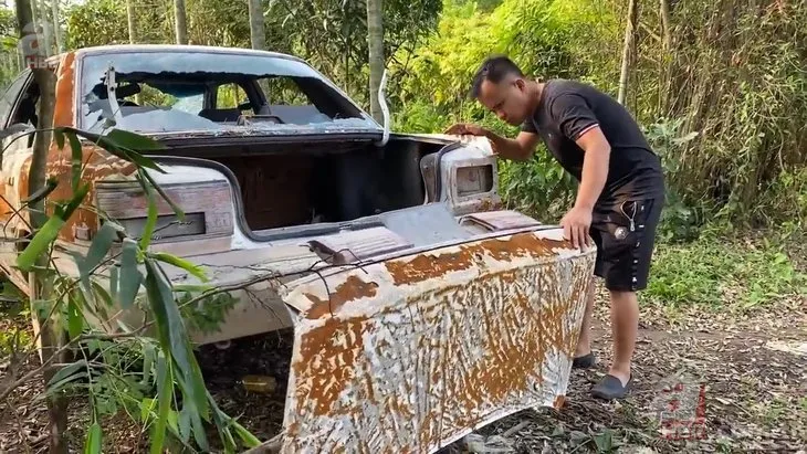 Terk edilmiş hurda 1986 model Toyota Camry marka arabayı yeniledi! Çalıların arasında buldu son haliyle şaşırttı