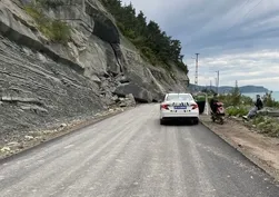 Sinop Ayancık’ta heyelan! Köy yolu trafiğe kapatıldı