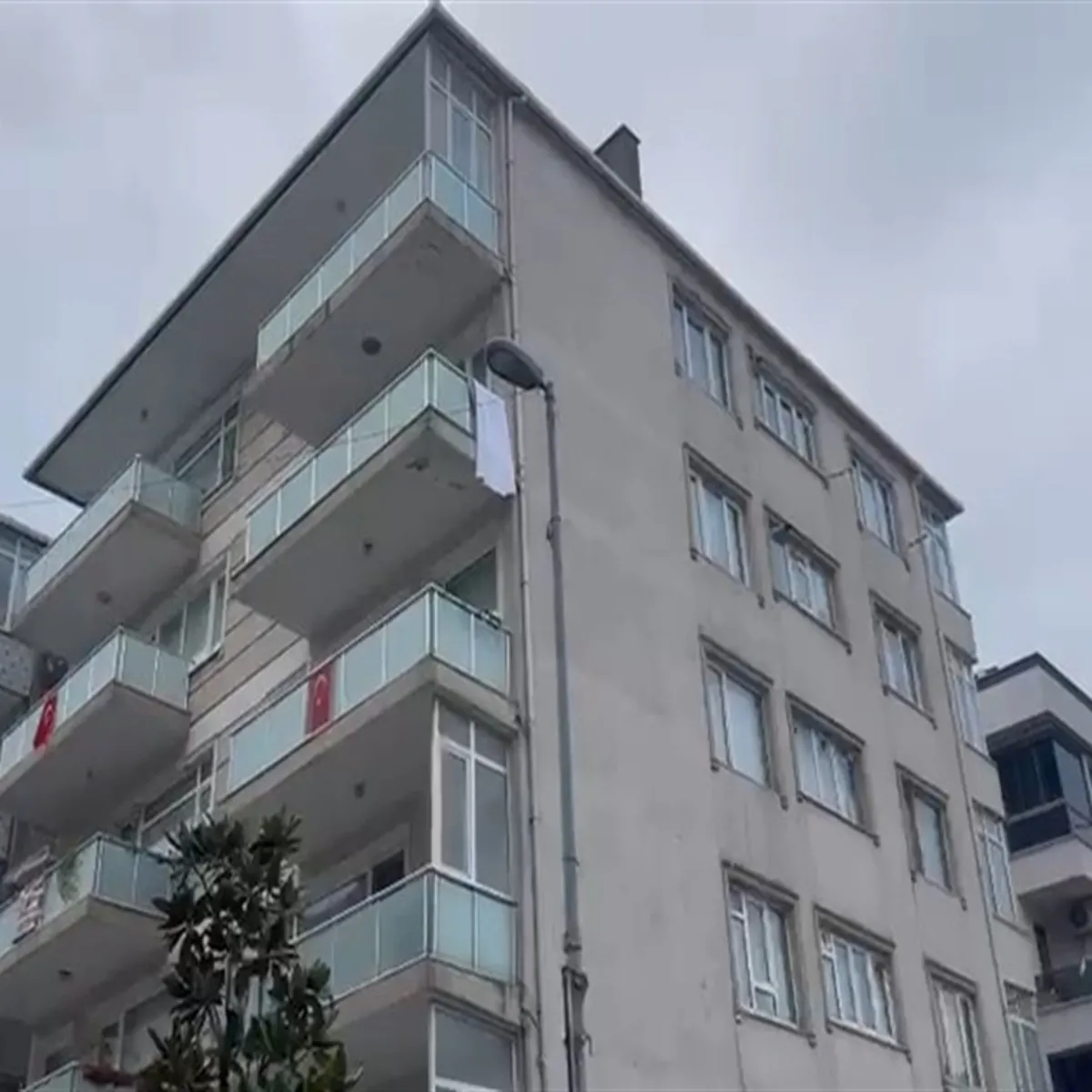 Küçükçekmece'de panik anları! 10 katlı bina tahliye edildi