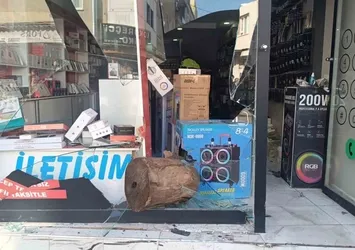 Fren yerine gaza basınca iş yerine daldı