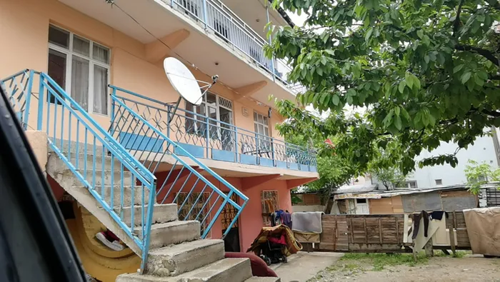 Balkondan düşen çocuğu koltuk kurtardı - 2
