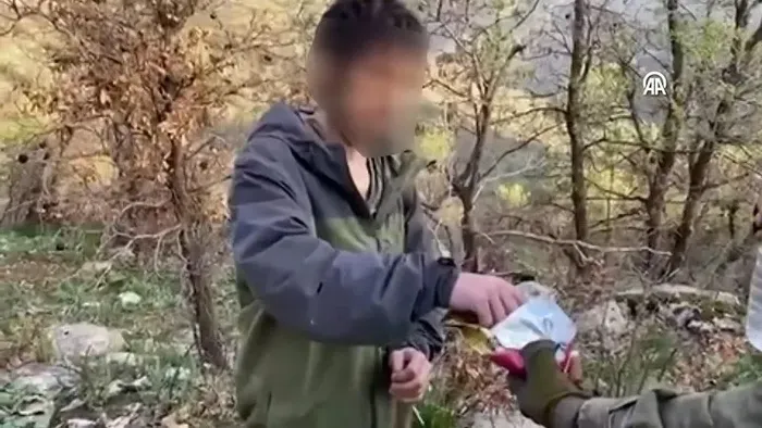 PKK’lı teröristin Mehmetçiğe teslim olma anları kamerada: Türk askeri aman diyene el kaldırmaz