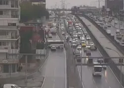 Avcılar'da feci kaza: Servis midibüsü duvara çarptı