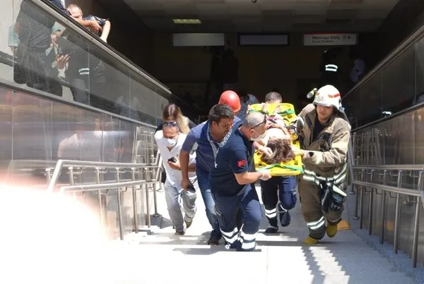 Kartal'daki metroda kız çocuğunun saçları yürüyen merdivenin basamaklarına sıkıştı - 1