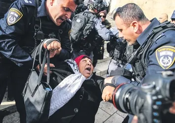 Terör devleti İsrail ambulanstaki yaralıları tutukladı