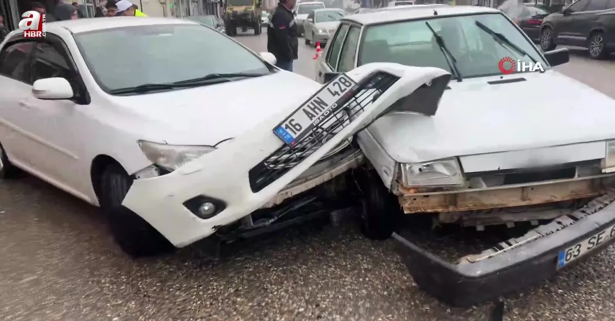 Ceylanpınar'da 2 otomobil çarpıştı
