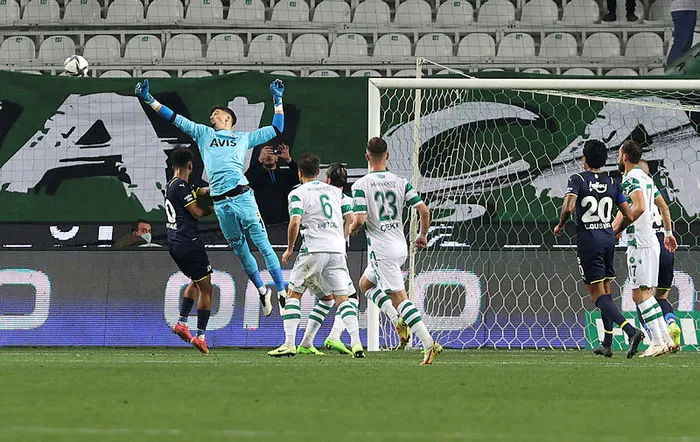 Fenerbahçe’nin kalecisi Altay Bayındır ameliyat oldu