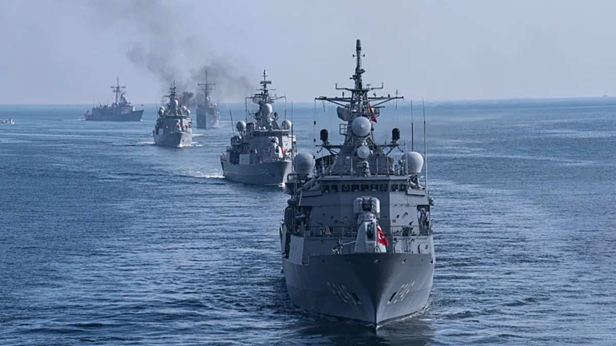 İstanbul Boğazı'nda gövde gösterisi! TCG Anadolu'ya iniş yaptılar...