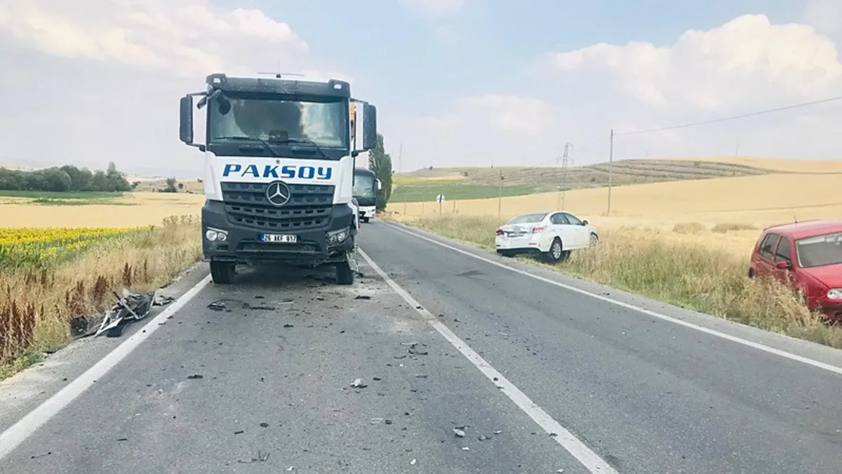 Eskişehir'de facia kıl payı atlatıldı! Viraja hızlı giren otomobil 2 tıra çarptı