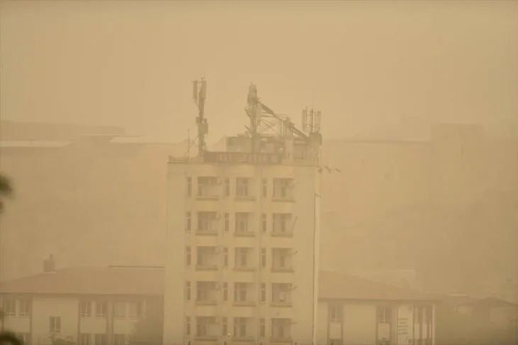 Güneydoğu Anadolu’da toz bulutu nedeniyle göz gözü görmüyor