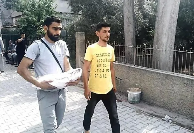 adanada-kahreden-goruntu-bebeginin-cansiz-bedenini-kucaginda-tasidi-1624868041055.jpg Adana’da kahreden görüntü! Bebeğinin cansız bedenini kucağında taşıdı - 1