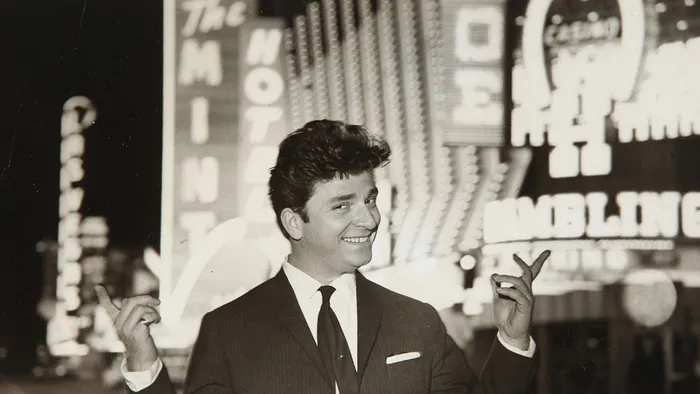 1726552154628.jpg Zeki Müren’in 1960'lı yıllarda tasarladığı halılar İtalya’da satışa çıktı! - 1
