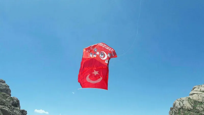 Şehitlerin isimleri Kato'nun zirvesine dikilen bayrağa yazıldı - 1