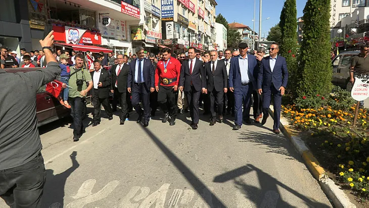 Rıza Kayaalp, memleketi Yozgat'ta çiçeklerle karşılandı - 2