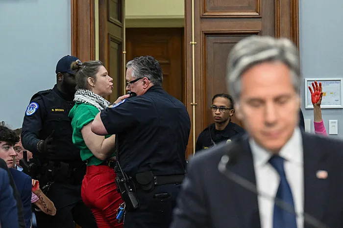 Gazze kasabı Antony Blinken’a ABD kongresinde bir protesto daha! 40 bin Filistinlinin kanı ellerinde