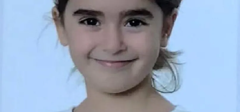 Boynuna stor perdesinin zinciri dolanıp asılı kalan çocuk öldü