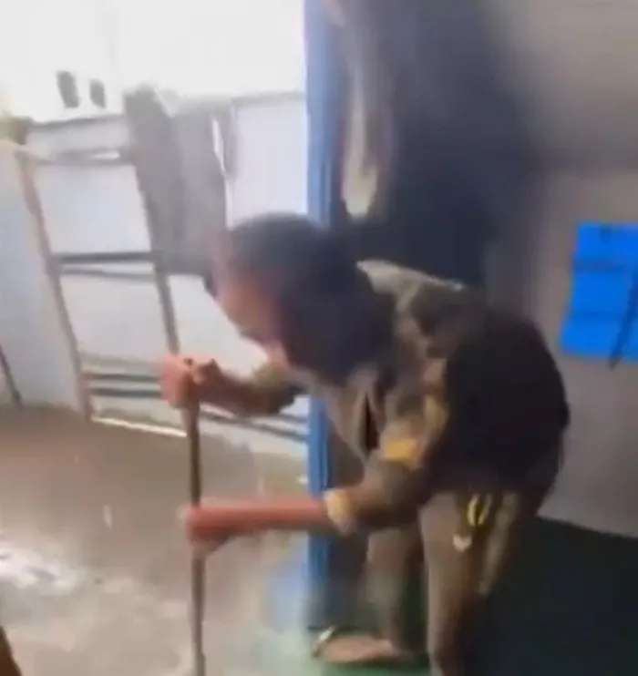 gazzede-kis-yaklasiyor-aci-derinlesiyor-boyle-yasamak-mi-olur-1763139305332.jpg Bölge halkının yaşamak zorunda kaldığı derme çatma çadırlar su alarak yaşam koşullarını daha da zorlaştırıyor. (Ahaber.com.tr – Ekran görüntüsü)