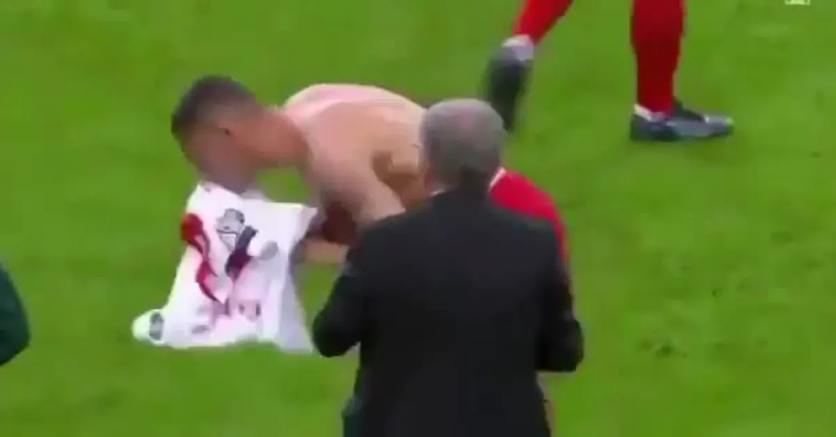 Merih Demiral'dan duygulandıran hareket! Yere düşürdüğü formayı...