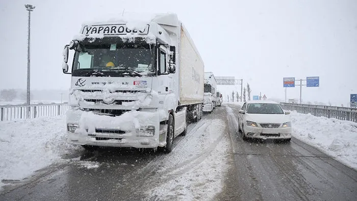 Son dakika: Balıkesir - Bursa karayolunda kar esareti: 15 saattir kapalı! Kuyruğun ucu gözükmüyor - 11