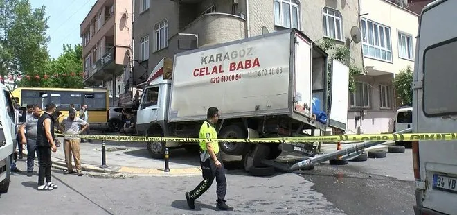 İstanbul’da kimyasal paniği! Elektrik direğine çarptı yola aktı