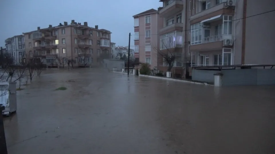Kırklareli’nde sağanak yağış etkili oldu! Dere taştı mahsur kalanlar iş makinalarıyla kurtarıldı
