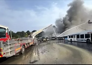 ABD'de garajdaki 40 hurda otobüs yandı