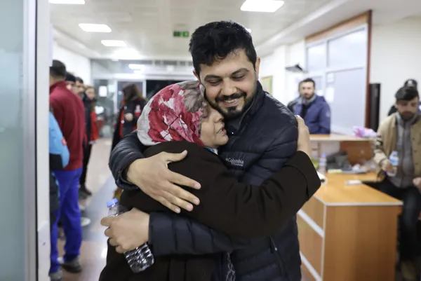 hatayda-ust-uste-2-mucize-depremden-tam-261-saat-sonra-sag-ciktilar-hastaneye-elinde-tesbih-ile-gitti-1676603225971.jpg Hatay'da üst üste 2 mucize! Depremden tam 261 saat sonra sağ çıktılar! Hastaneye elinde tesbih ile gitti - 5