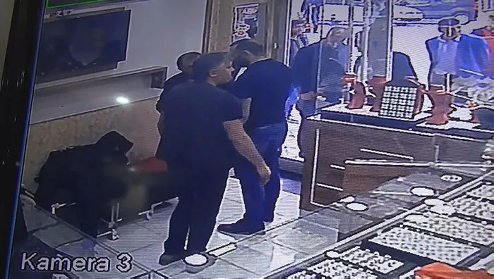 Hırsızlık yaparken yakalandı! Kurtulmak için... - 2