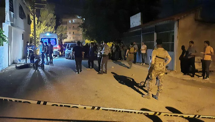 osmaniyede-iki-aile-arasinda-av-tufegi-ve-kalasnikoflu-kavga-2-olu-1662936446188.jpg Osmaniye'de iki aile arasında av tüfeği ve kalaşnikoflu kavga: 2 ölü! - 5