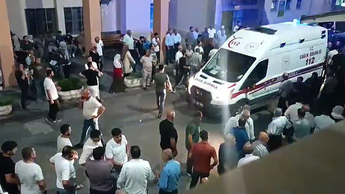 batmanda-katliam-gibi-kaza-tir-dugun-toreni-cikisinda-davetlilerin-arasina-daldi-cok-sayida-olu-ve-yarali-var-1722253866301.jpg Batman'da katliam gibi kaza! Hafif ticari araç düğün töreni çıkışında davetlilerin arasına daldı | Çok sayıda ölü ve yaralı var - 3