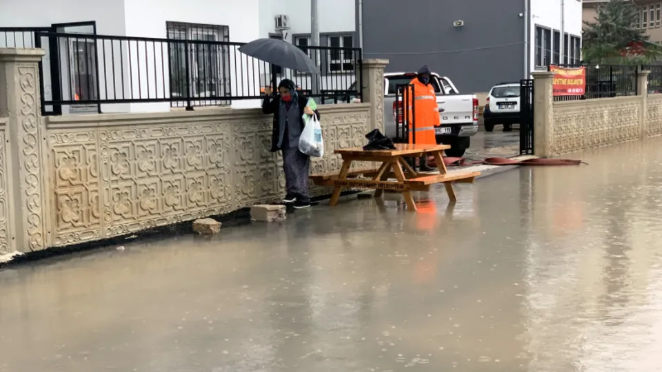 Yine yağmur yine aynı sorun! Adana'da yağmur çocukları da vurdu!