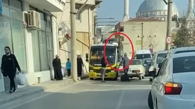 Arabanın üstüne çıkıp minibüsçüye tekme attı