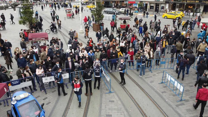 Hafta sonu kısıtlaması geri mi dönüyor? Kafe ve restoranlar kapanacak mı? Gözler kabine toplantısında!
